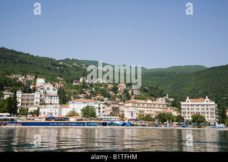 Opatija Istrien Kroatien Europa Offshore-Panorama der Uferpromenade Gebäude in modische Badeort an der Küste der Kvarner Bucht Stockfoto