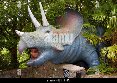 Dinosaurier-Ausstellung an der Dan yr Ogof Schauhöhlen und Dinosaurierpark, Brecon Beacons, Wales, UK Stockfoto