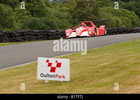 Ein V de V UK Ligier JS49 Rennen Sportwagen auf Hügel am Oulton Park Motor Racing Circuit Cheshire England Großbritannien Stockfoto