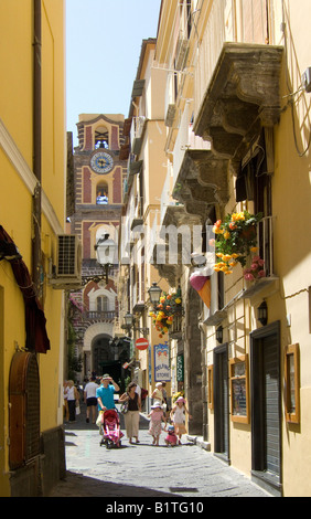 Straßenszene in den engen Gassen von Sorrent in der Nähe von Neapel Italien Stockfoto