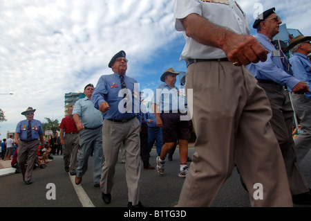 Kriegsveteranen marschieren in der ANZAC Day Parade 25. April 2008 Cairns Queensland keine Herr Stockfoto