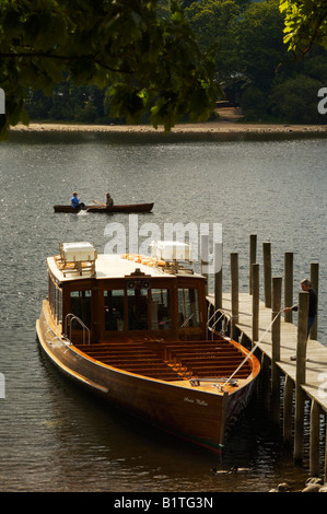 Cruiser und Ruderboot auf Derwentwater Keswick Seenplatte Cumbria UK Stockfoto