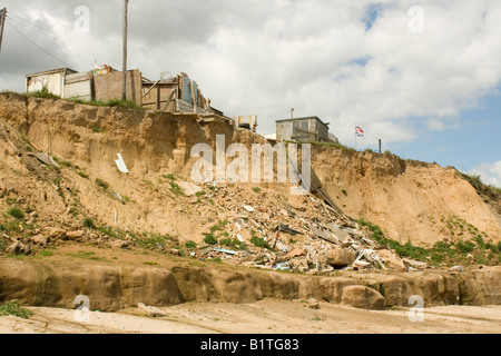 Reste der eingestürzten Häuser nach schweren Küstenerosion Happisburgh Nordküste Norfolk UK Stockfoto