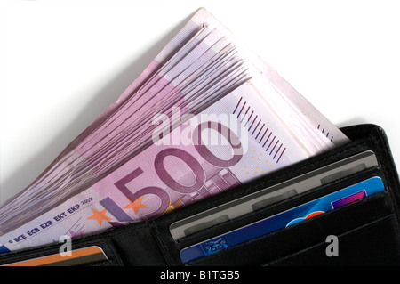 Ein Bündel von 500 Euro-Banknoten in der Brieftasche Stockfoto