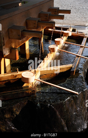 Temizuya - mit Wasser gefülltes Becken, das von Shinto-Verehrern in Japan für die zeremonielle Reinigung verwendet wird. Stockfoto
