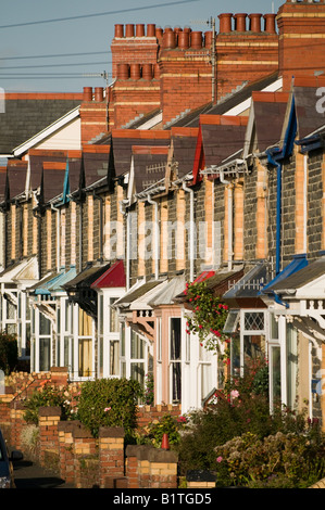 Reihe von Reihenhäusern Bucht Fenstermodus Schieferdach zwei geschossige Häuser mit kleinen Vorgärten, Aberystwyth Wales UK Stockfoto