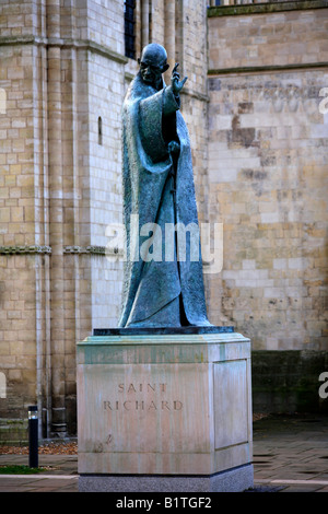 Saint Richard Bronze Statue von Philip Jackson Chichester Cathedral Chichester City West Sussex England Großbritannien UK Stockfoto