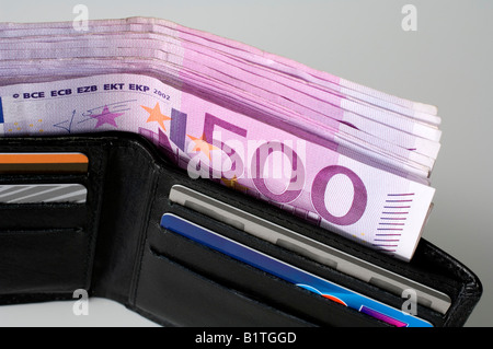 Ein Bündel von 500 Euro-Banknoten in der Brieftasche Stockfoto