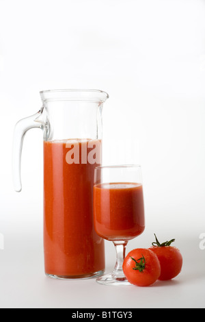 Tomatensaft mit zwei rote Tomaten, isoliert Stockfoto
