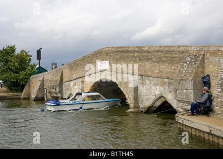 Elektroboot Flachbogen Potter Heigham Stein auf der Durchreise zu überbrücken Norfolk Broads UK Stockfoto