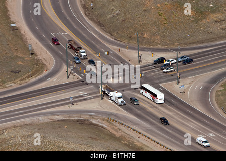 Zwei 4-spurigen Autobahnen kreuzen sich in den Bergen von Colorado. Stockfoto