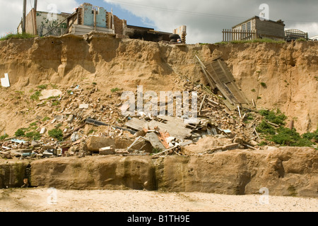 Reste der eingestürzten Häuser nach schweren Küstenerosion Happisburgh Nordküste Norfolk UK Stockfoto