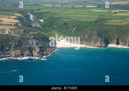 Minnack Theater und Porthcurno Strand Antenne anzeigen West Penwith Cornwall England GB Großbritannien UK Vereinigtes Königreich British Isles Stockfoto