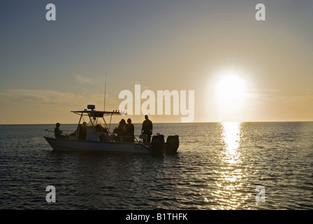 Sonnenuntergang Bootstour mit Reisen von St. George Island in Apalachicola Bay entlang s North Florida panhandle Küste Stockfoto