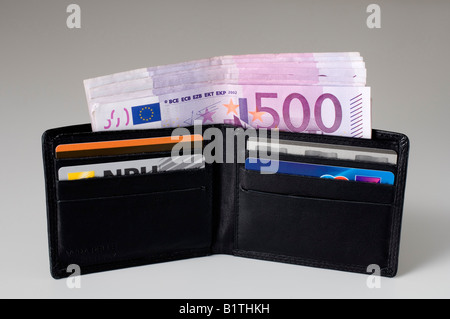 Ein Bündel von 500 Euro-Banknoten in der Brieftasche Stockfoto