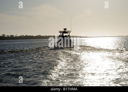 Bootfahren in Apalachicola Bay entlang kleine St George Island entlang North Florida panhandle s Küste Stockfoto