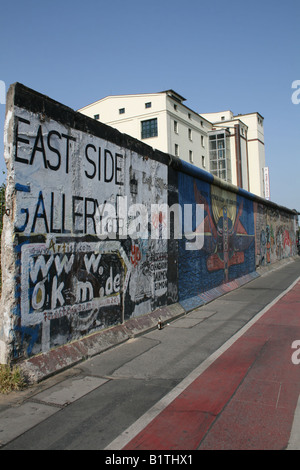 Beginn der East Side Gallery am längsten verbleibenden Strecke von Berliner Mauer Deutschland Mai 2008 Stockfoto