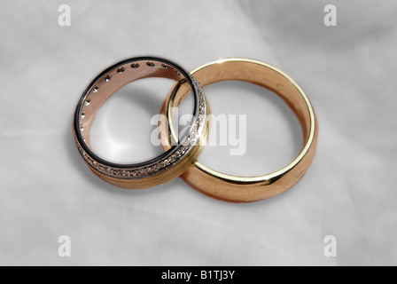 Zwei goldene Hochzeit Ringe auf der Handfläche einer Hand. Stockfoto