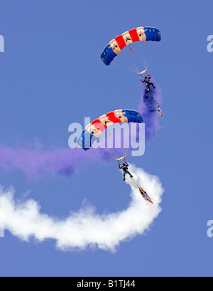 Eine RAF (Royal Air Force) Fallschirm anzeigen Team mit farbigen Rauch trails Stockfoto