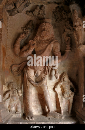 Vishnu in Form Narasimha, 6. Jahrhundert Badami Felsen gehauene Höhlentempel, Karnataka, Indien Stockfoto