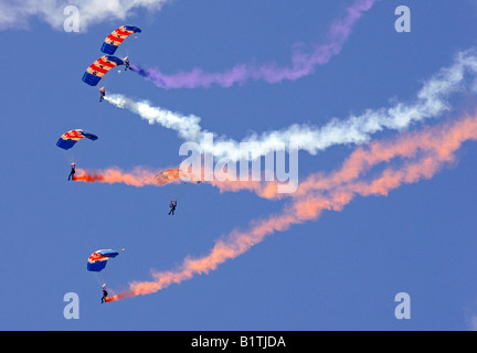 Eine RAF (Royal Air Force) Fallschirm anzeigen Team mit farbigen Rauch trails Stockfoto