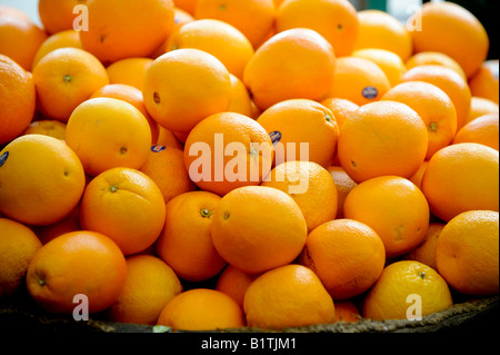 Orangen zum Verkauf in einem Lebensmittelgeschäft. Bild von Jim Holden. Stockfoto