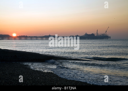 Sonnenaufgang über dem Palace Pier von Brighton Stockfoto