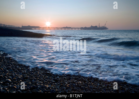 Sonnenaufgang über dem Palace Pier von Brighton Stockfoto