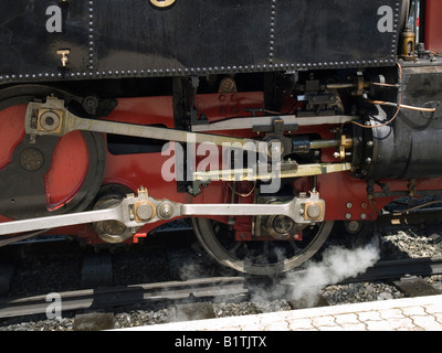 Detail der Ventilsteuerung auf einer Lok Dampflok an der Talstation der Zahnradbahn zum Achensee Jenbach Stockfoto