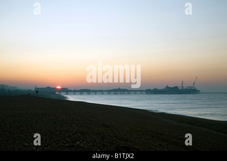 Sonnenaufgang über dem Palace Pier von Brighton Stockfoto