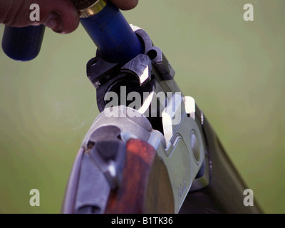 Laden einer Schrotflinte Stockfoto