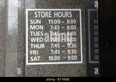 Ladenöffnungszeiten melden Sie für Jahrhundert 21 Kaufhaus in Lower Manhattan Stockfoto