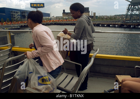 Eröffnungstag der IKEA Einrichtungsgegenstände in Red Hook Nachbarschaft im Stadtteil Brooklyn in New York Stockfoto