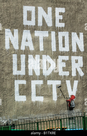 Eine Nation unter CCTV - Künstler Banksy Graffiti zugeschrieben. Stockfoto