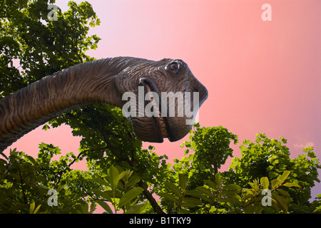 Dinosaurier-Ausstellung an der Dan yr Ogof Schauhöhlen und Dinosaurierpark, Brecon Beacons, Wales, UK Stockfoto