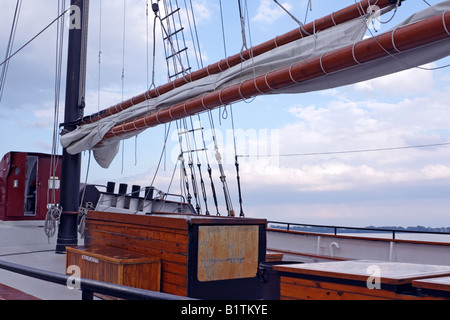 Deck der Schoner Kajama im Hafen von Toronto mit Toronto Islands im Hintergrund Stockfoto