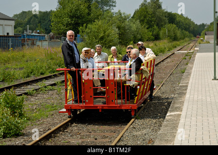 Gruppe von Personen auf einem Grenzland Draisine Kranenburg angekommen. Stockfoto