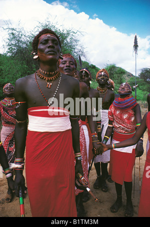 Moran von Samburu oder Krieger und Mädchen tanzen im traditionellen Kleid Samburu National Reserve Kenia in Ostafrika Stockfoto