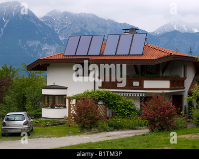 Ein Haus, ausgestattet mit einer Reihe von Sonnenkollektoren für die Warmwasserbereitung in Lans Innsbruck Österreich Stockfoto