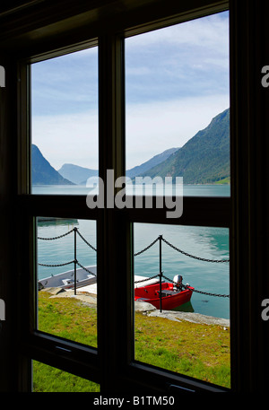 Ein Blick aus dem Fenster der zwei Ruderboote festgemacht auf einem Steg über den Sognefjord, Skjolden, Norwegen. Stockfoto