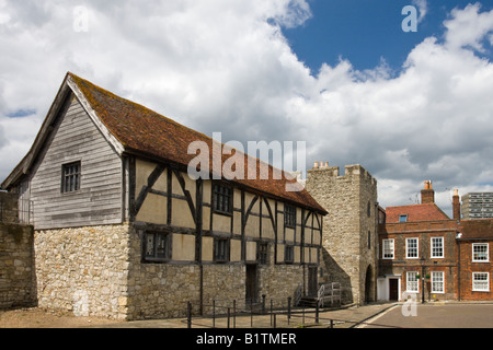 Tudor Händler Halle und Westgate die Teil der alten Stadtmauer von Southampton Hampshire England ausmachen Stockfoto