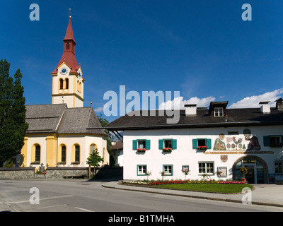 Die Kirche und das Tourismusbüro im Dorf Igls nahe Innsbruck Tirol Österreich Stockfoto