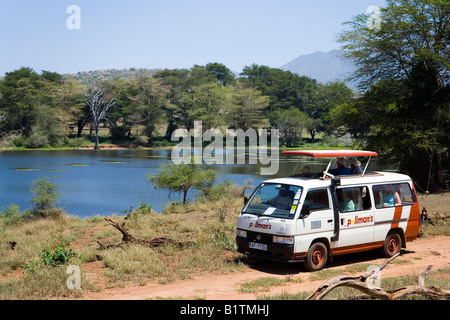 Safaribus auf dem Weg in die Taita Hills Game Reserve Küste Kenia Stockfoto