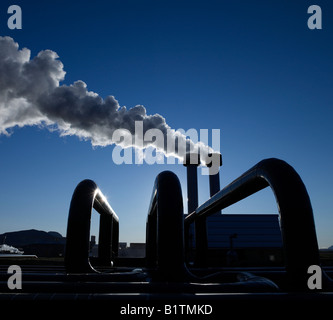 Geothermische Rohre mit Dampf bei Hellisheidi Geothermie-Kraftwerk Stockfoto