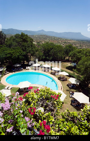 Blick auf Swimmingpool der Taita Hills Lodge Taita Hills im Hintergrund Küste Kenia Stockfoto