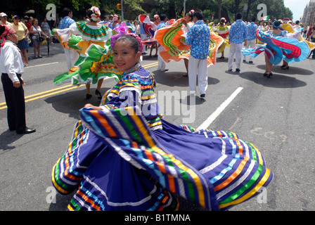 Kolumbianische Volkstänzer führen in ein Blumenkorso am Central Park West in New York NY Stockfoto
