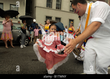 Kolumbianische Volkstänzer führen in ein Blumenkorso am Central Park West in New York NY Stockfoto