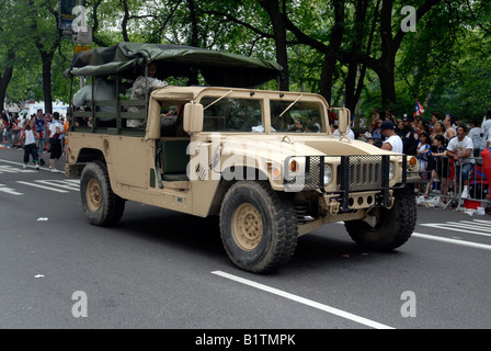 Ein original Hummer rollt auf der Fifth Avenue in der 13. nationale Puerto Rican Day Parade in New York Stockfoto