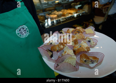 Starbucks-Mitarbeiter verteilen Sie Proben bei der Eröffnung des neuen Kaffeehaus in Harlem in New York Stockfoto