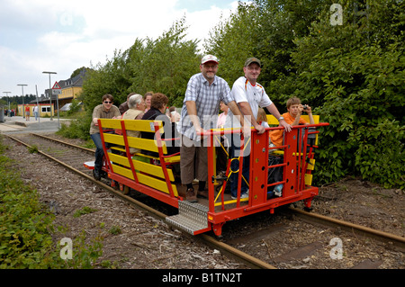 Gruppe von Personen auf einem Grenzland Draisine Kranenburg, niedrigere Rhein, Deutschland zu verlassen. Stockfoto